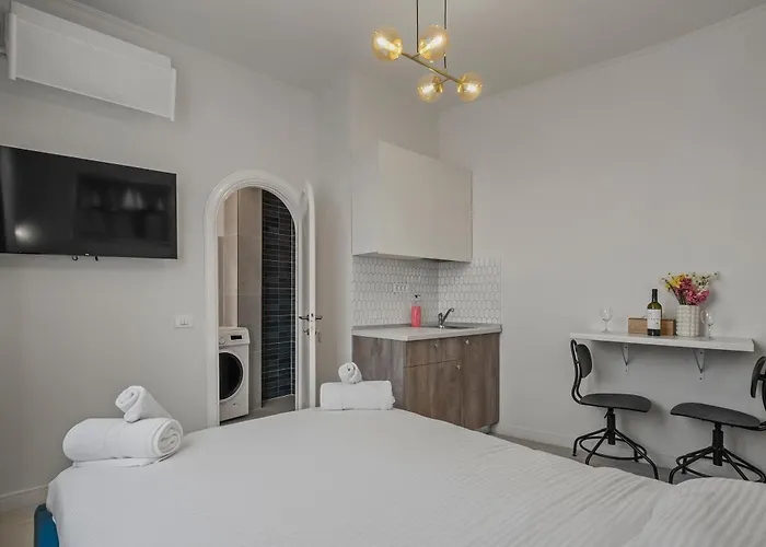 Cozy Premium Studio, Near Old Town Apartment